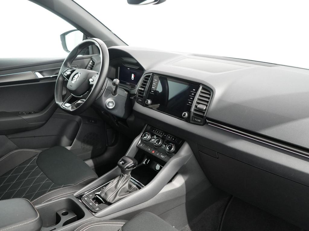 Skoda Karoq 1.5 TSI ACT Sportline Business | Zwenkhaak | Win, Stof, 4 cilinders, Zwart, 19 km/l