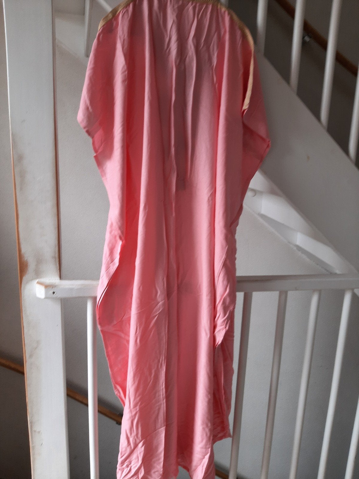 Roze Kaftan met Gouden Borduurwerk, Maat 38/40 (M), Nieuw, Ophalen of Verzenden, Roze