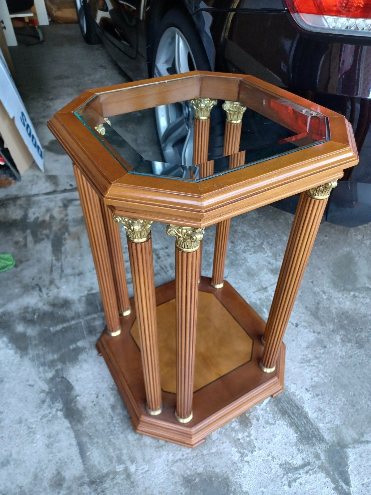 Decoratieve bijzettafel met glazen blad en zuilen, Ophalen