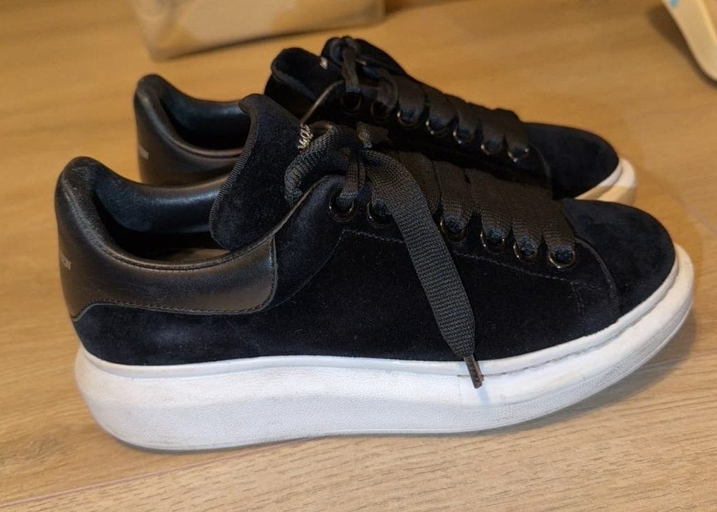 Originele Alexander McQueen sneakers met bonnetje, Kleding | Dames, Ophalen of Verzenden, Zo goed als nieuw, Zwart, Sneakers of Gympen