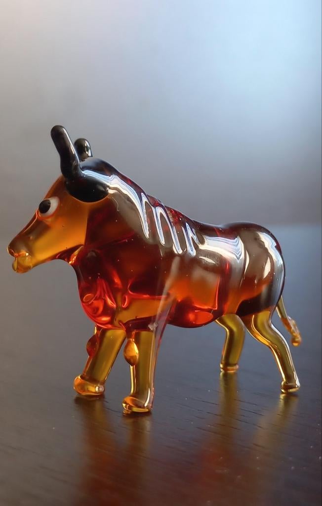 Zeldzame glas miniatuur beeldje van een stierfiguur-4cm hoog, Ophalen of Verzenden