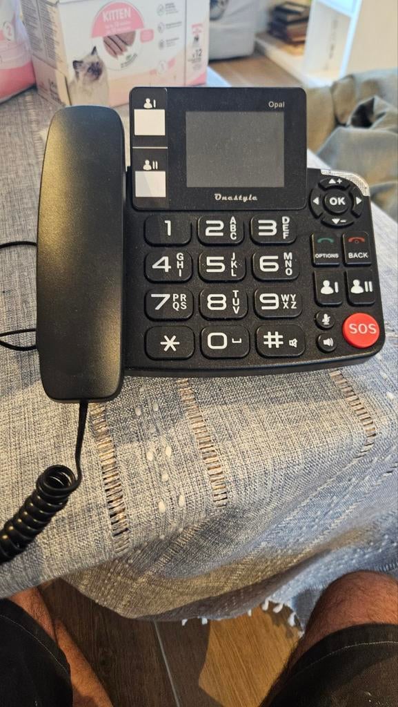 Traditionele telefoon met moderne sim en Android basis OS., Ophalen