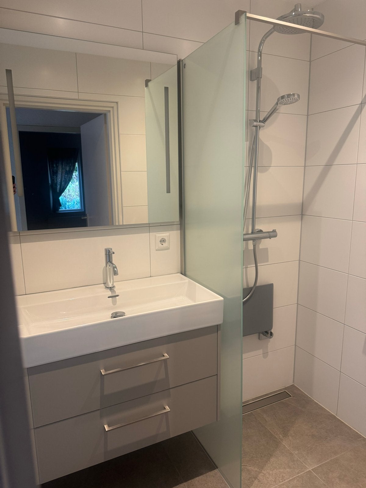 Complete badkamerset: wastafel, spiegelkast, douche, Ophalen, 100 tot 150 cm, 50 tot 100 cm, Zo goed als nieuw
