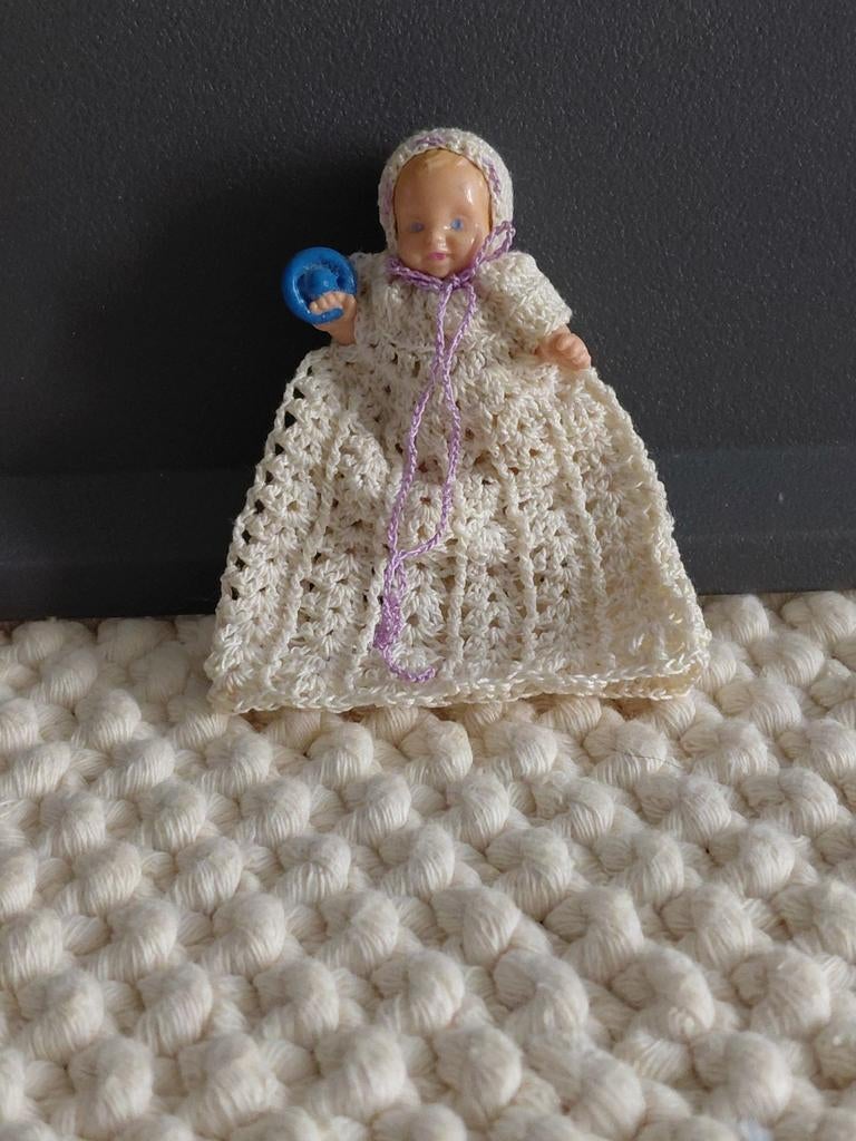 Baby ingehaakt doopjurkje 9cm groot, Ophalen of Verzenden, Zo goed als nieuw, Poppenhuis