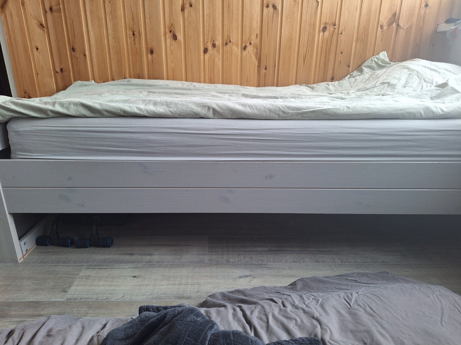 Bed  hout licht grijs incl bedbodem merk woood Dennis, Ophalen, 85 tot 100 cm, Gebruikt, Lattenbodem