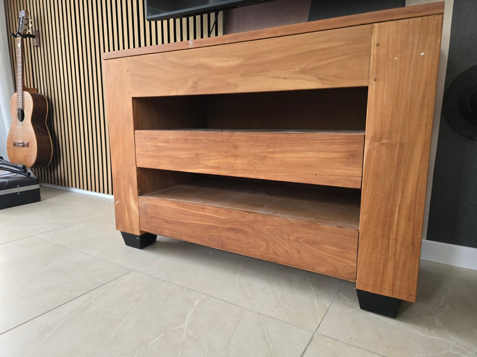 Massief houten tv-meubel met geheime opbergruimte, Ophalen, Gebruikt, 100 tot 150 cm, Eikenhout