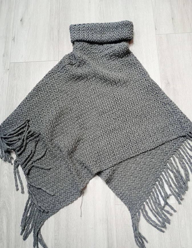 grijze gehaakte poncho met col, Kleding | Dames, Ophalen of Verzenden, Nieuw, Grijs