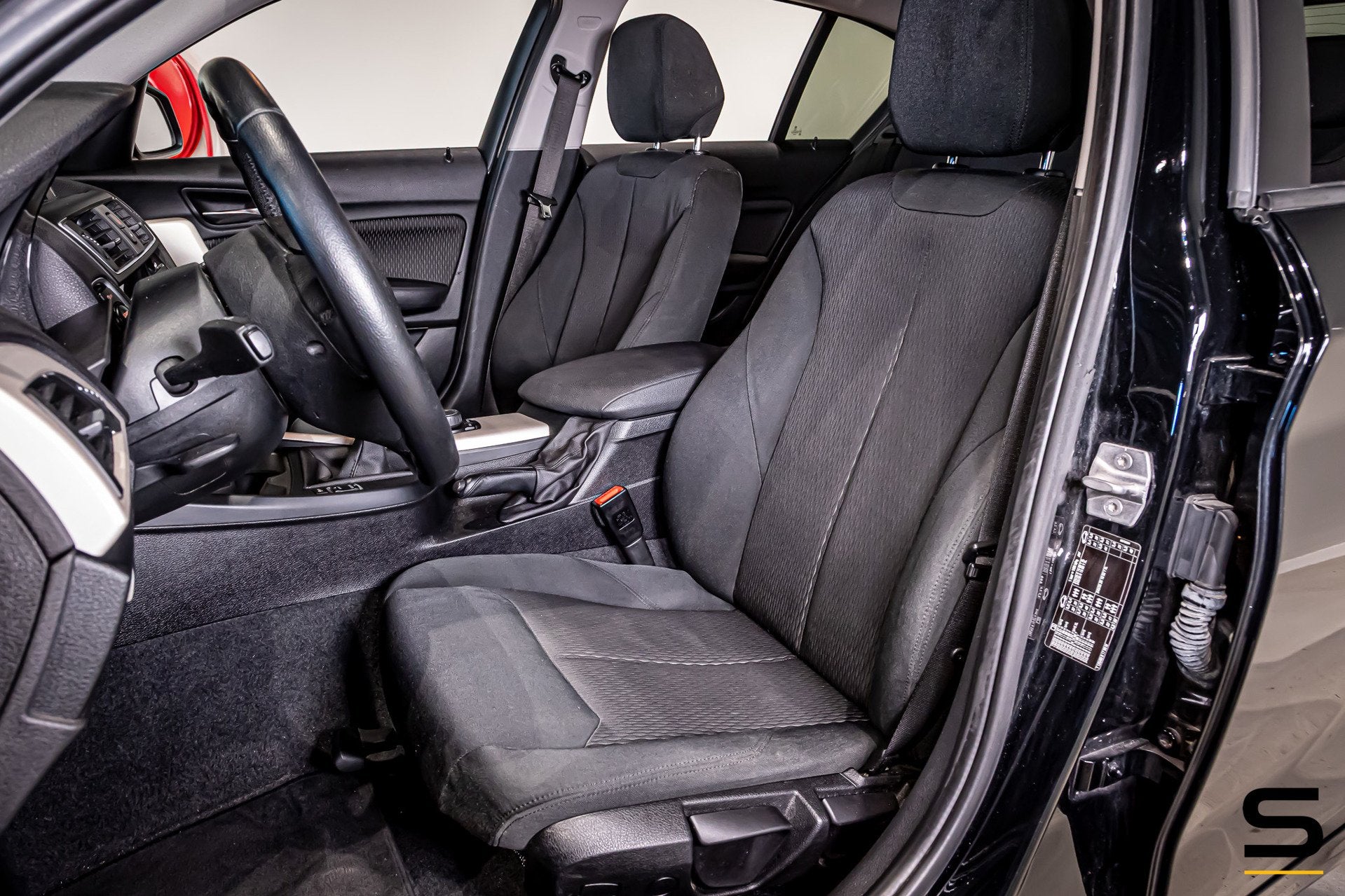 BMW 1-serie 116i Essential|Stoelverwarming|Clima|Nette auto, 1-Serie, Zwart, 19 km/l, LED verlichting