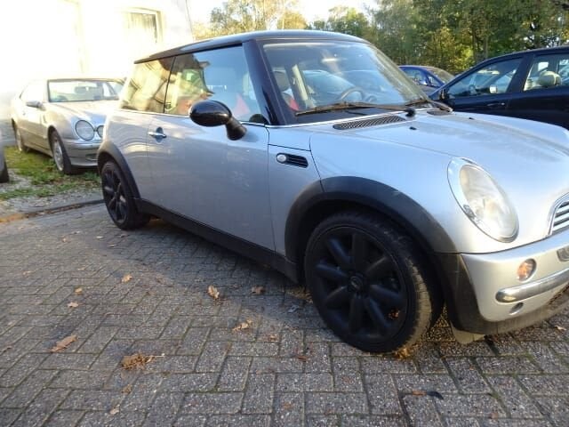 Mini cooper bj 2003 zilver  met motorschade voor demontage., Gebruikt, -, -, Ophalen of Verzenden