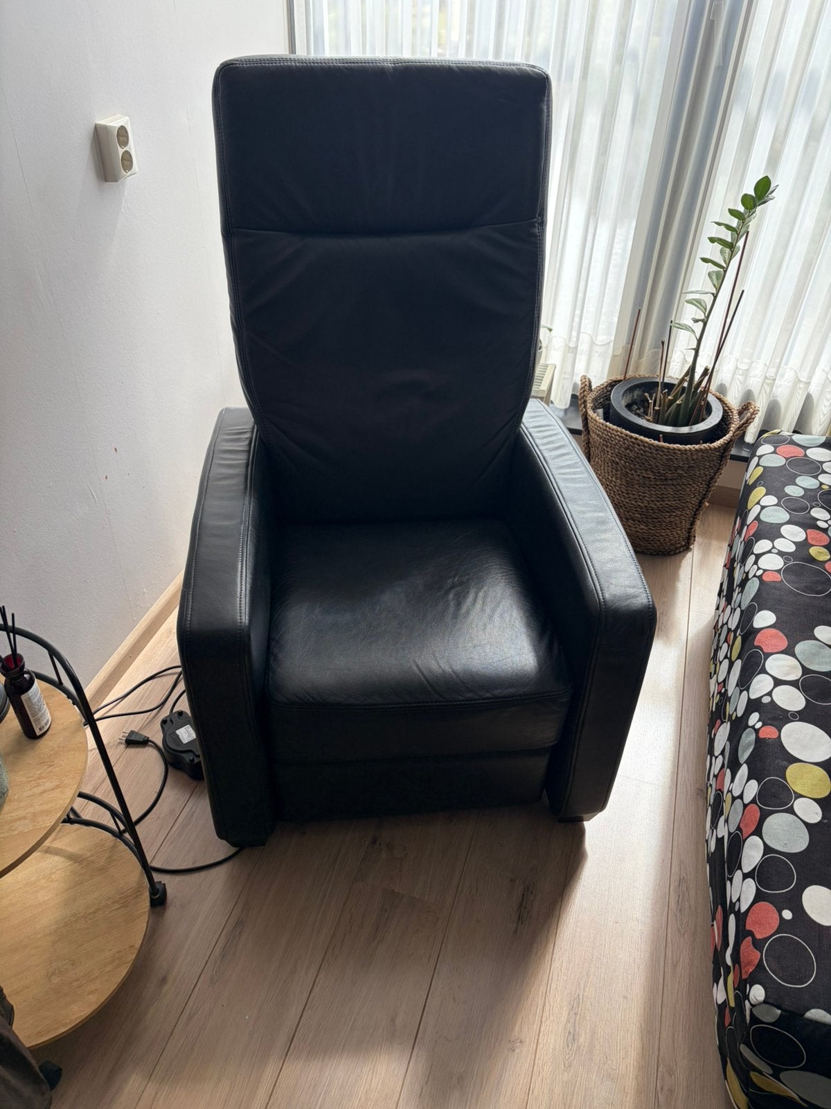Elektrische stoel, zwart leer, 3 motoren, Huis en Inrichting, Fauteuils, Ophalen, Gebruikt, 50 tot 75 cm, Leer