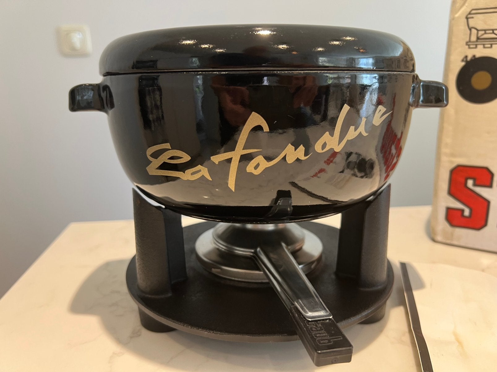 Staub La Fondue glimmend zwart met gouden opdruk, Gebruikt, Gietijzer, Overige typen, Ophalen of Verzenden
