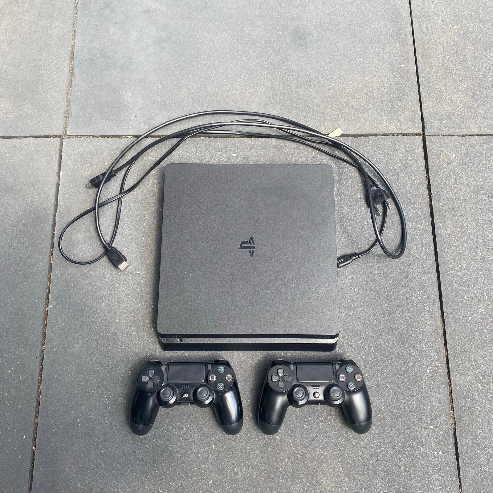 PlayStation 4 Slim 1TB - Europese uitvoering, Spelcomputers en Games, Spelcomputers | Sony PlayStation 4, Gebruikt, Met 2 controllers