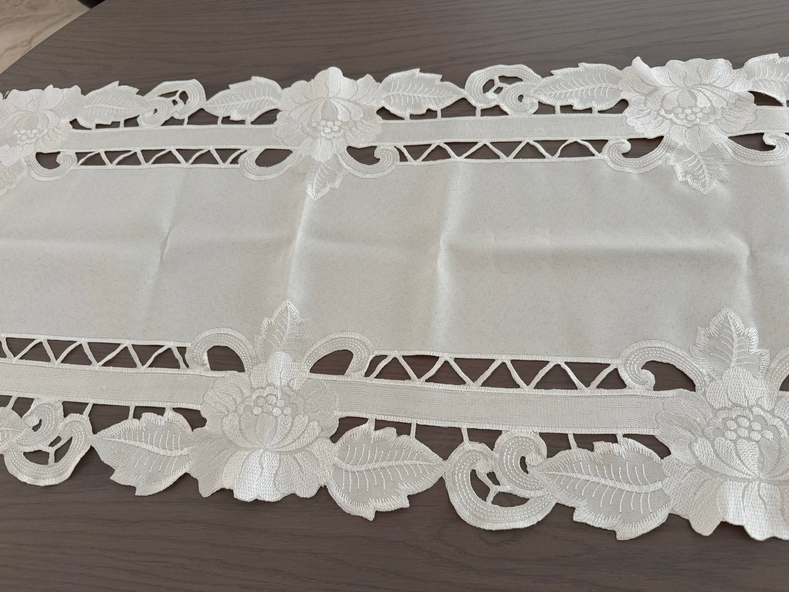 Nieuwe geborduurde tafelloper - 1.65m x 40cm, Nieuw, Ophalen of Verzenden, Tafelloper, Wit