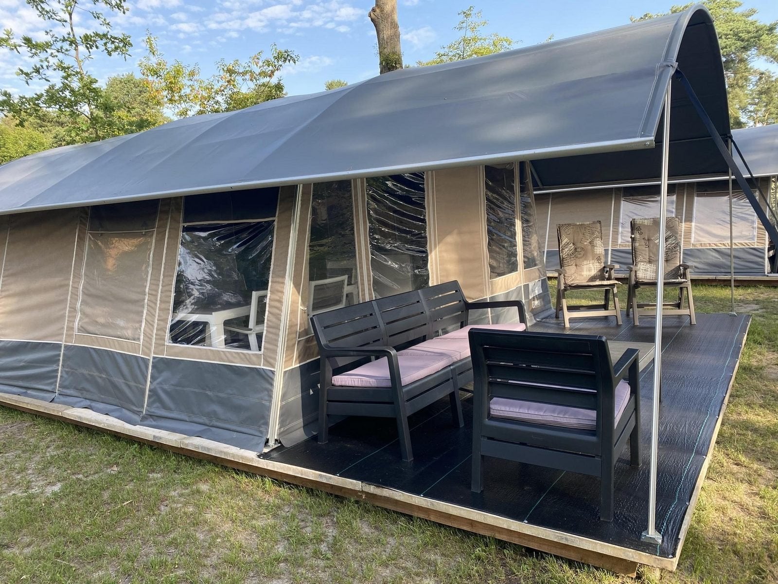 Te koop aangeboden: verblijf in Safaritent 5 tijdens Graspop, Ophalen of Verzenden, Gebruikt, Tot en met 5