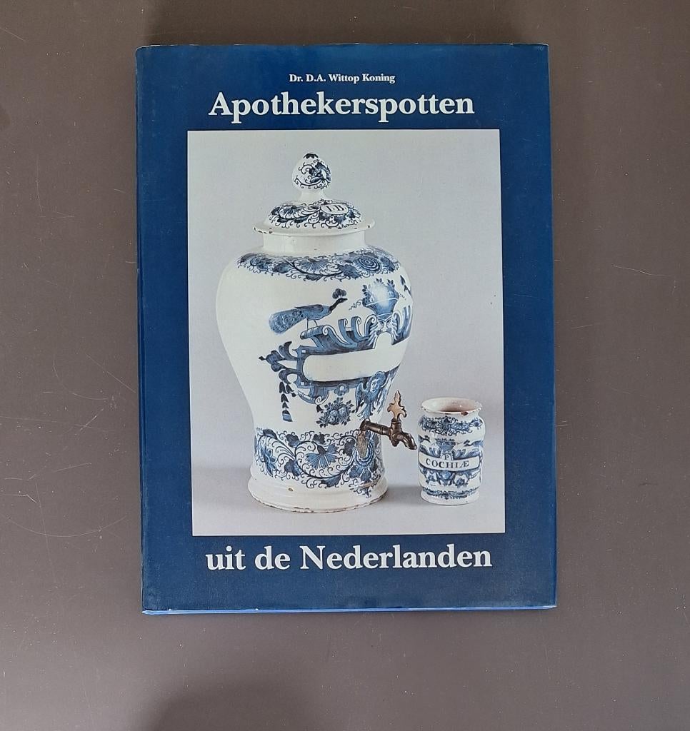 Boek : Apothekerspotten uit de Nederlanden -  Wittop Koning, Ophalen of Verzenden, Gelezen, Dr. D.A. Wittop Koning