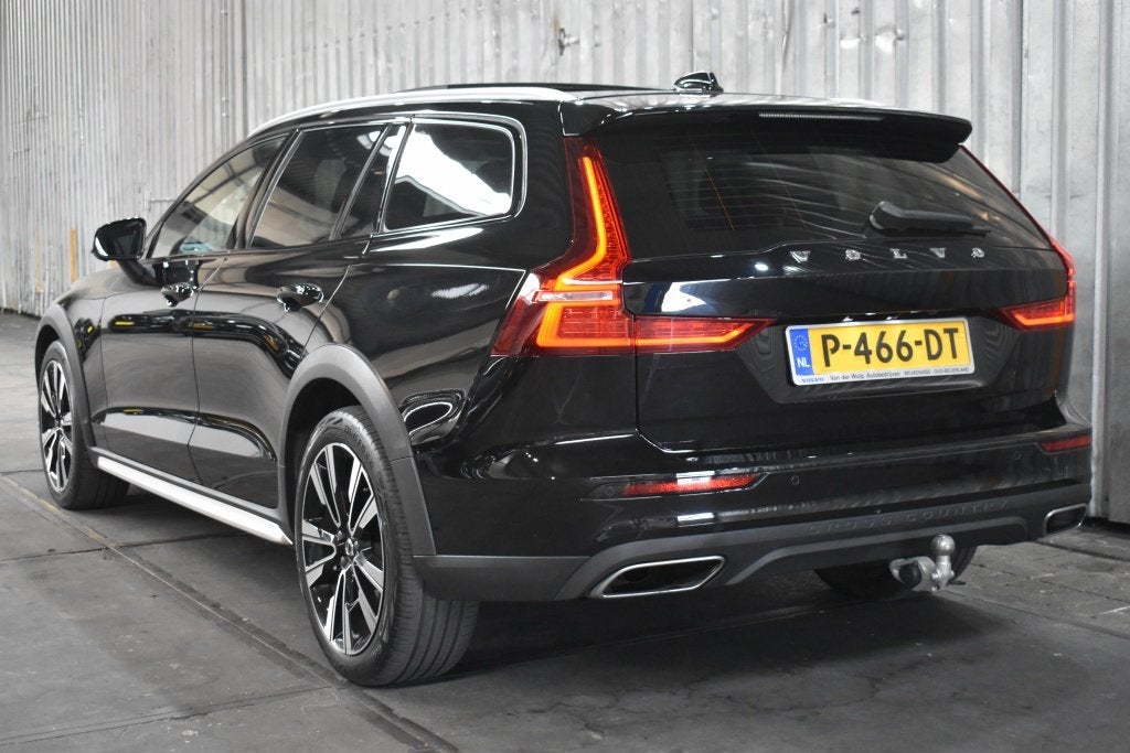 Volvo V60 Cross Country B5 250PK AWD Cross Country PRO | Tre, Auto's, Volvo, 15 km/l, 4 cilinders, 24 maanden, Zwart