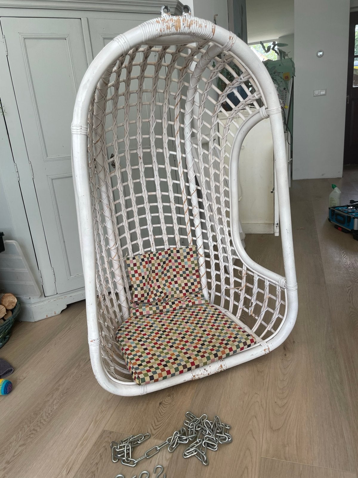 Witte Rotan Hangstoel met Kussen - Vintage Stijl, Gebruikt, Wit, Riet of Rotan, Ophalen of Verzenden