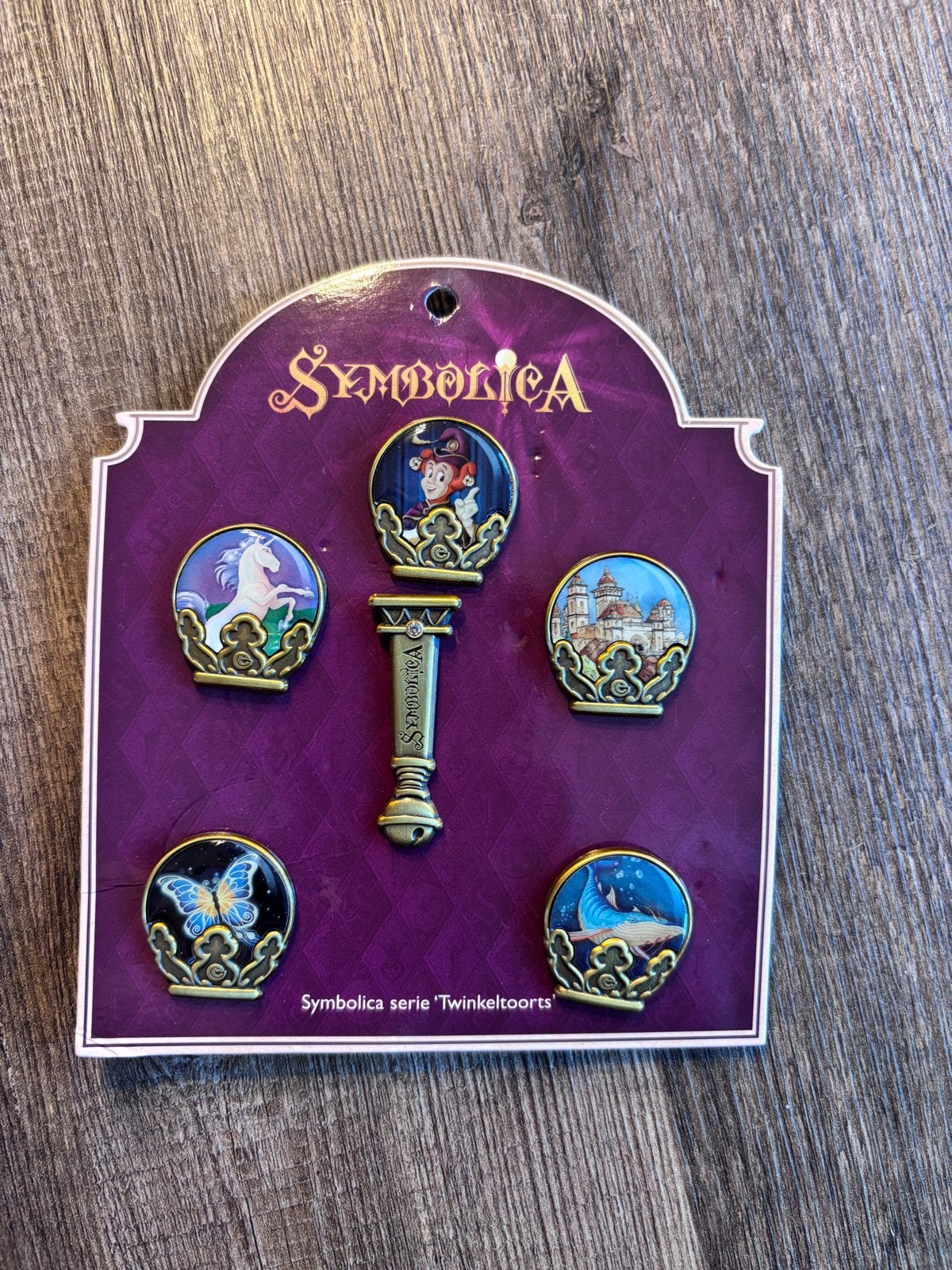 Efteling pins Symbolica serie ‘Twinkeltoorts', Verzamelen, Ophalen of Verzenden, Nieuw, Button of Speldje
