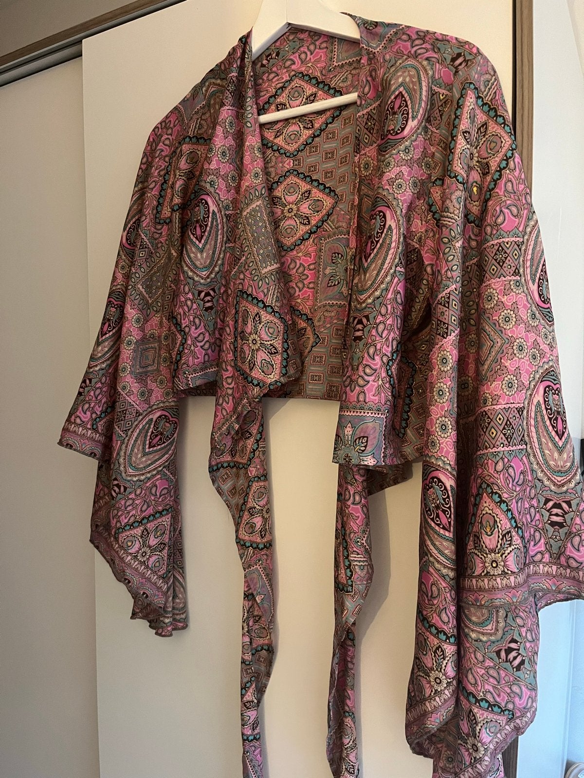 Roze zijden wikkeltop met paisley print, Maat 38/40 (M), Ophalen of Verzenden, Zo goed als nieuw, Lange mouw