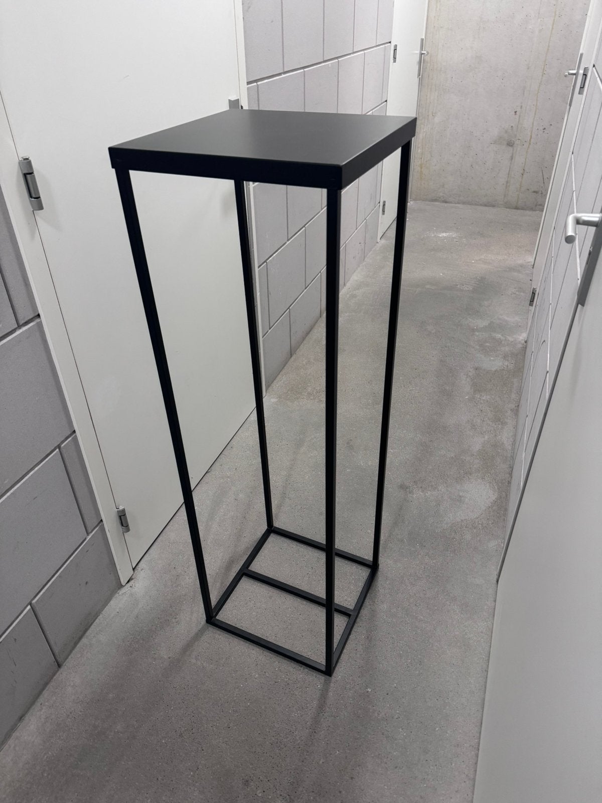 Plantentafel zuil zwart metaal 37 x 37 x 120 cm, Huis en Inrichting, Woonaccessoires | Zuilen en Pilaren, Ophalen, Gebruikt