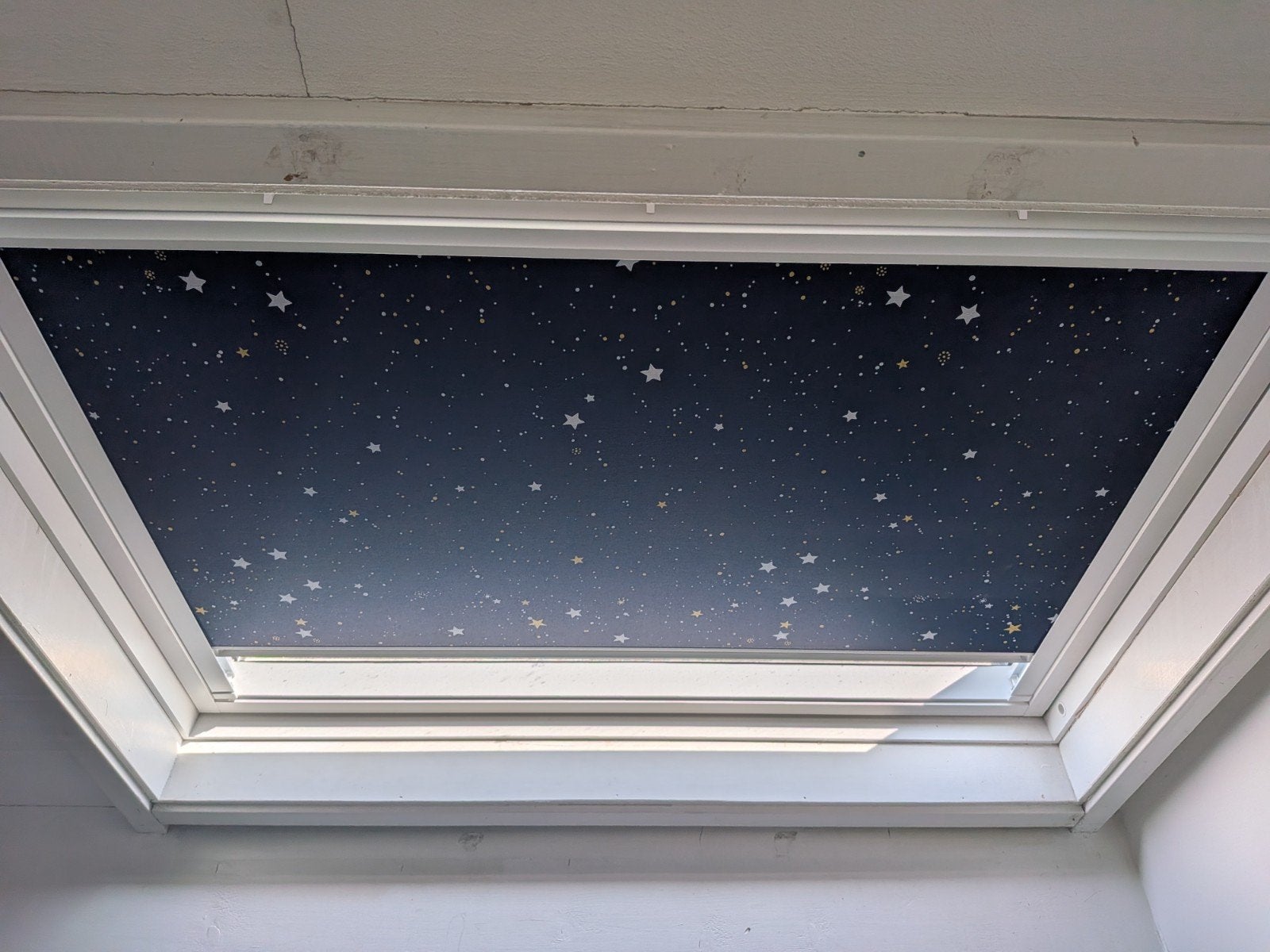 Velux verduisterend rolgordijn GGL UK04 met sterrenpatroon, Ophalen