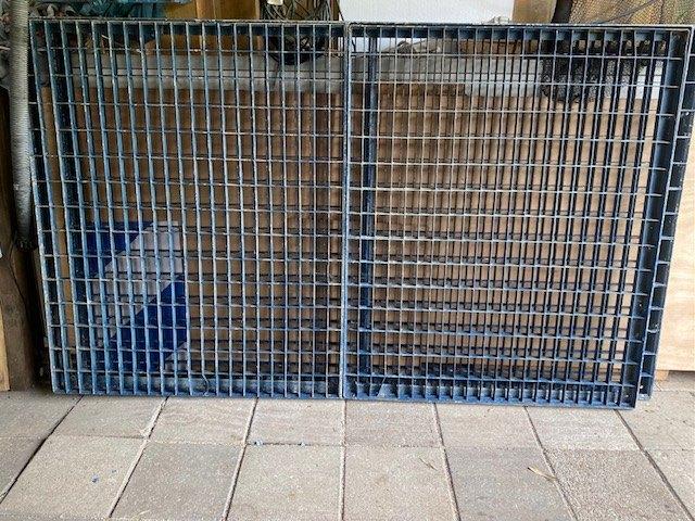 Twee stalen frames met elk twee roosters, Doe-het-zelf en Verbouw, Metalen, Ophalen, Gebruikt, IJzer