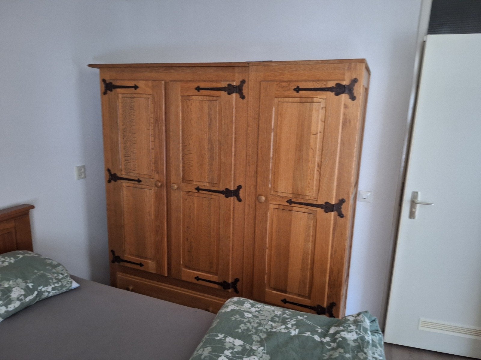 Gratis: Massief eiken kledingkast met smeedijzeren beslag, Huis en Inrichting, Ophalen, Gebruikt, Landelijk, Rustiek, Eikenhout