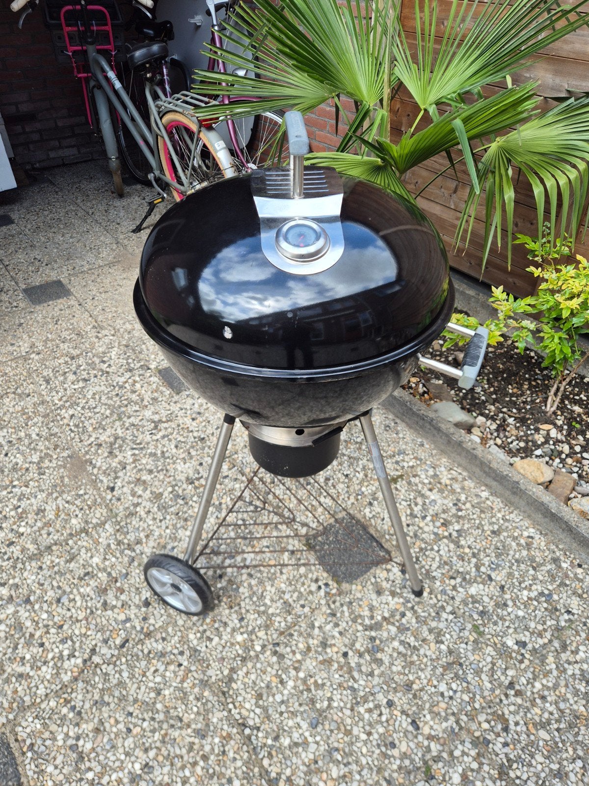 Weber bbq.hoogte 85cm/ breed 57cm., Ophalen