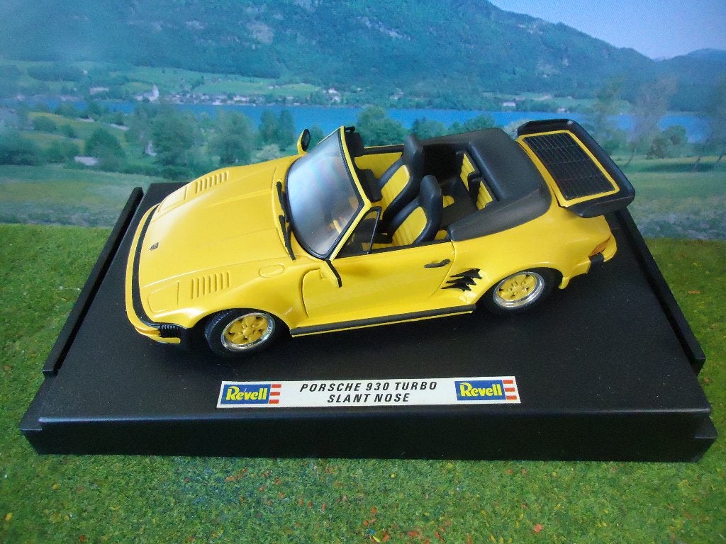 1/18 Porsche 930 Turbo Slant Nose Cabriolet - Revell Geel, Hobby en Vrije tijd, Modelauto's | 1:18, Ophalen of Verzenden, Zo goed als nieuw