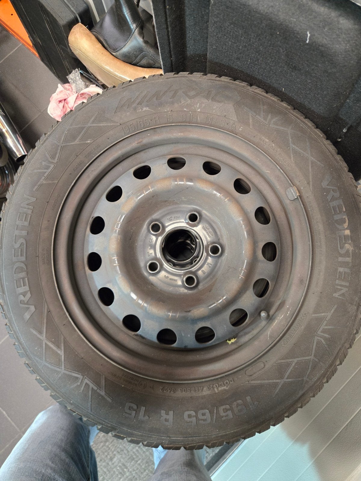winterbanden set 15inch stalen velgen met doppen, Ophalen, Gebruikt, 15 inch, Banden en Velgen