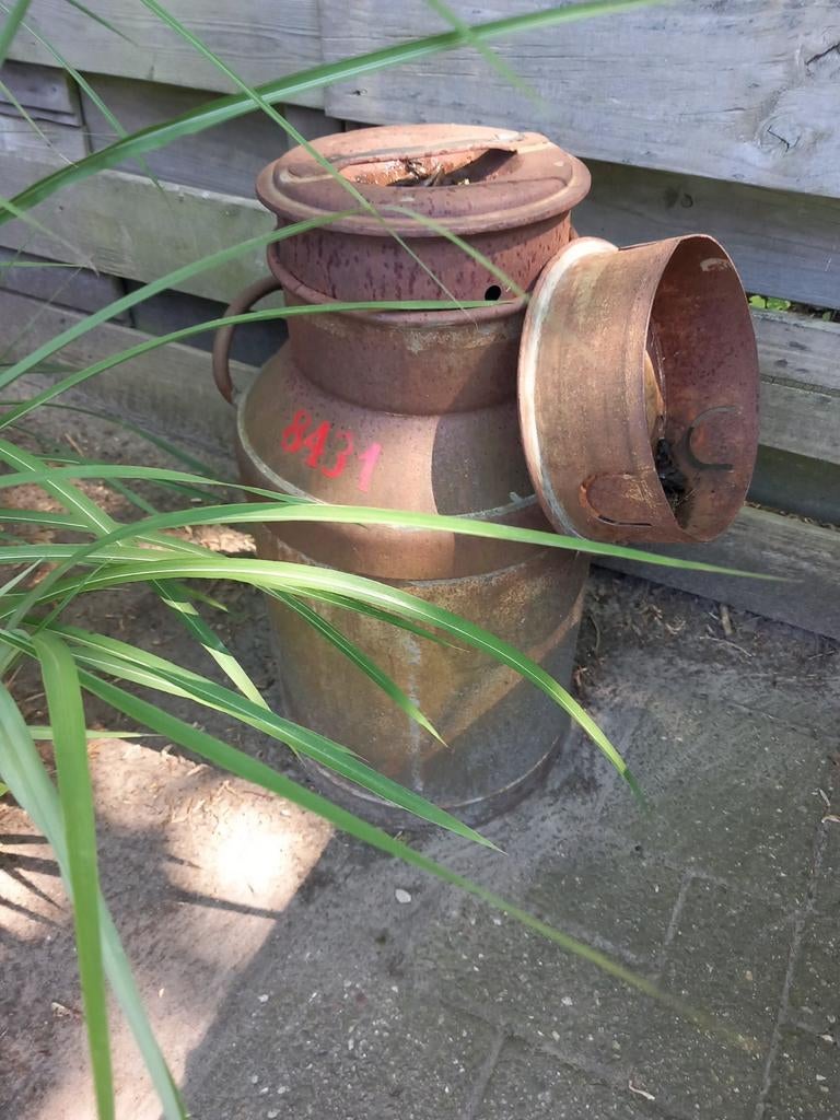 Oude roestige melkbus - Decoratief item, Ophalen