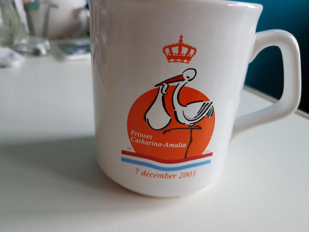mok prinses Catharina-Amalia 7 december 2003, ca. 9,5 cm, Ophalen of Verzenden, Zo goed als nieuw, Servies