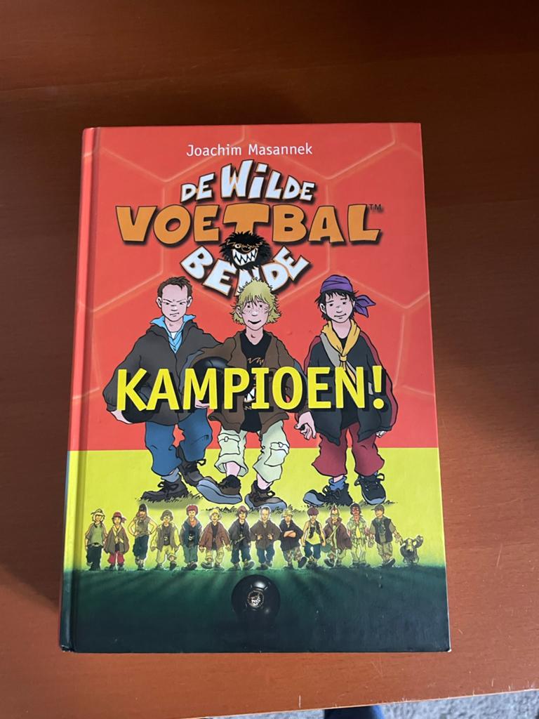 DE WILDE VOETBAL BENDE KAMPIOEN Joachim Masannek, Boeken, Ophalen of Verzenden, Zo goed als nieuw