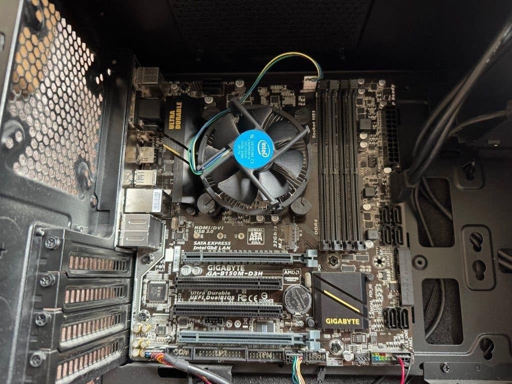 Gigabyte GA-B150M-D3H + Intel Core i5-6600 + CPU koeler, Gebruikt, LGA 1151, DDR4, Ophalen of Verzenden