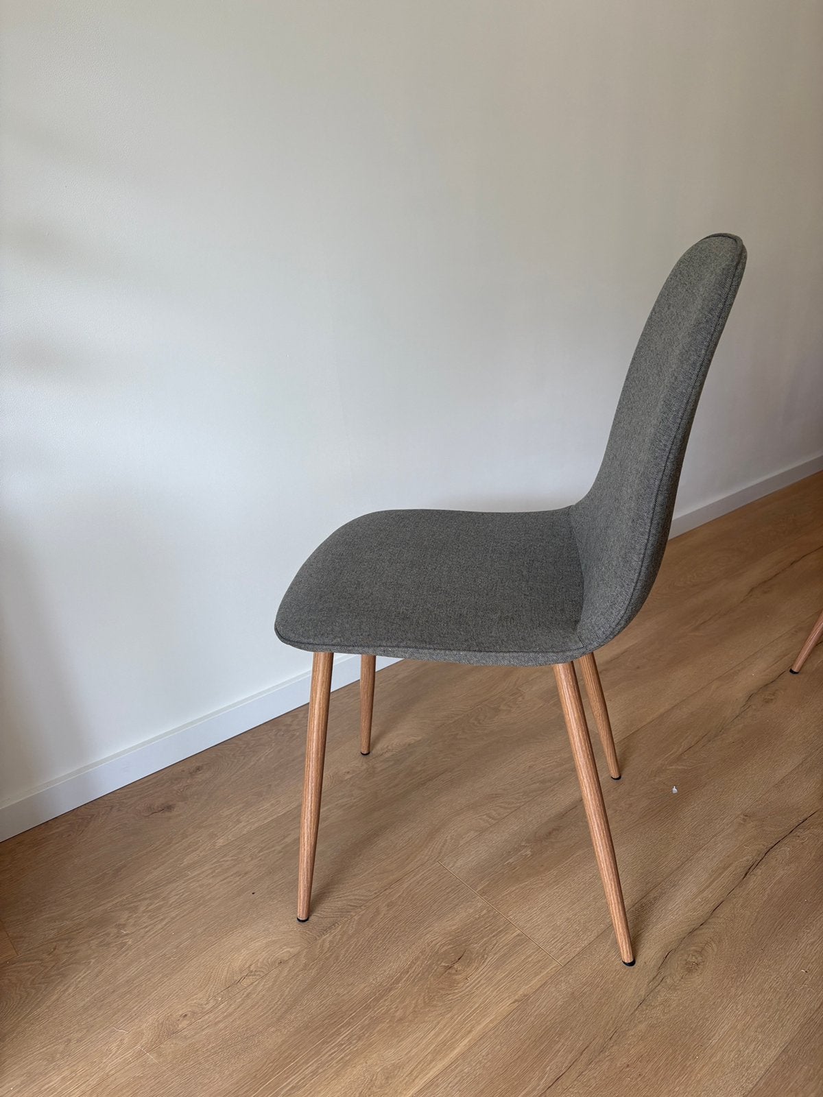 4 fijne stoelen, 1 jaar oud, Ophalen, Zo goed als nieuw, Grijs