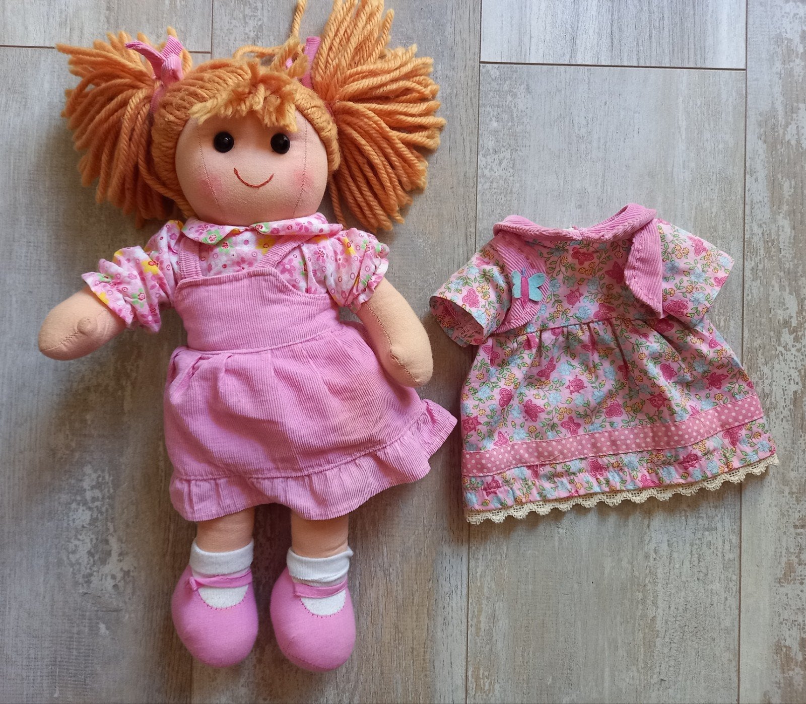 Stoffen pop met extra jurkje, Kinderen en Baby's, Speelgoed | Poppen, Ophalen of Verzenden, Zo goed als nieuw, Overige typen