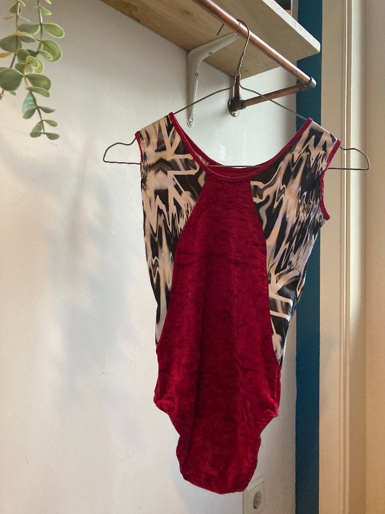 Turnpakje bordeauxrood velours en zwart-wit en scrunchie, Sport en Fitness, Gebruikt, Ophalen of Verzenden, Turnpak(je), Rood