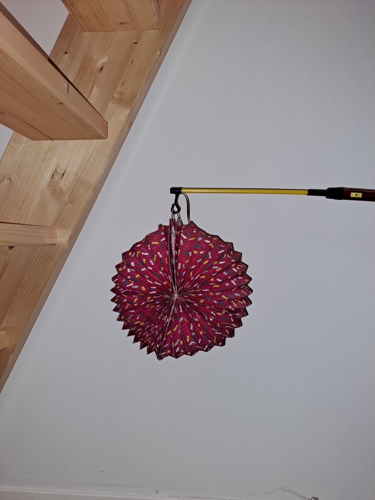Lampion van papier met lampje aan stok, Ophalen of Verzenden