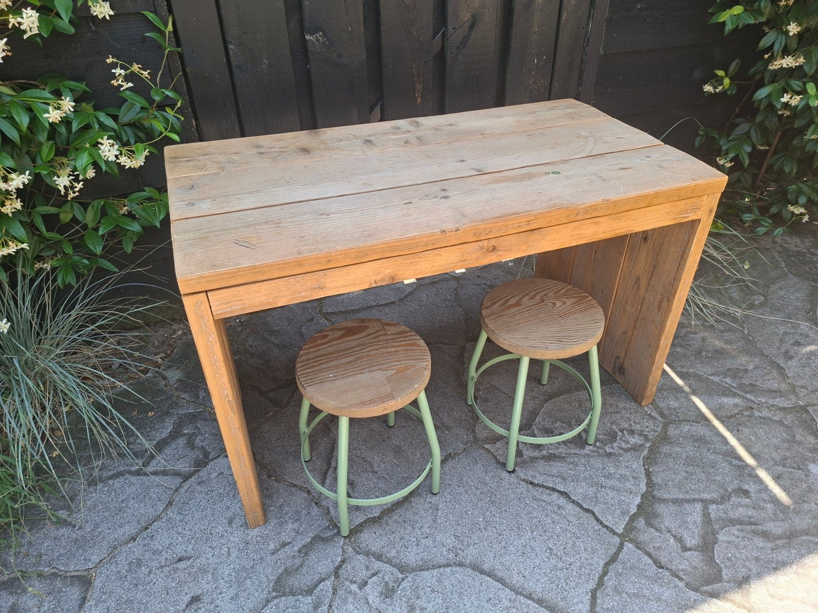 Werk / speeltafel voor de kids met 2 krukjes!, Ophalen, Zo goed als nieuw