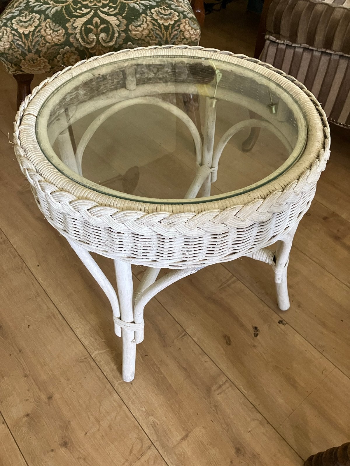Wit rieten bamboe bijzettafel met glazen blad, Overige materialen, Minder dan 55 cm, Gebruikt, Rond