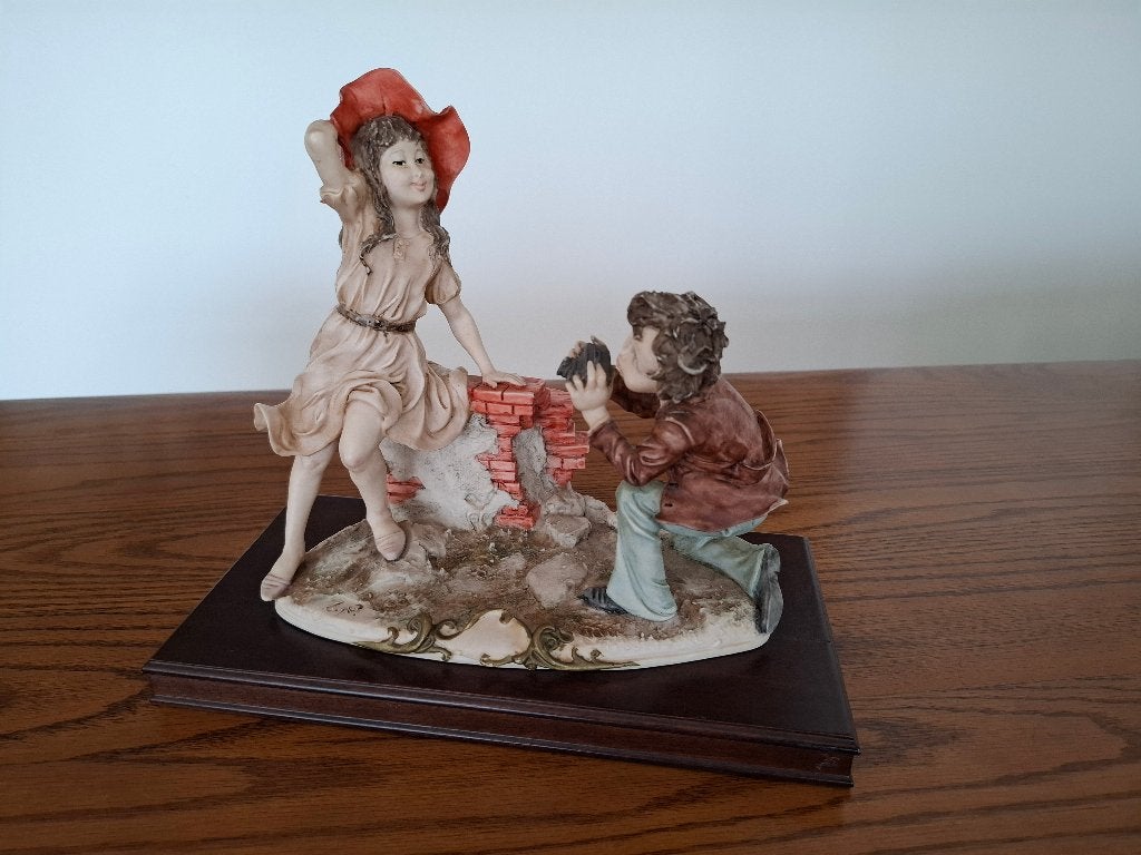 Beeldje 'The Photographer'  van Giuseppe Armani (Capodimonte, Groep mensen, Ophalen of Verzenden, 20 - 50 cm, Op sokkel