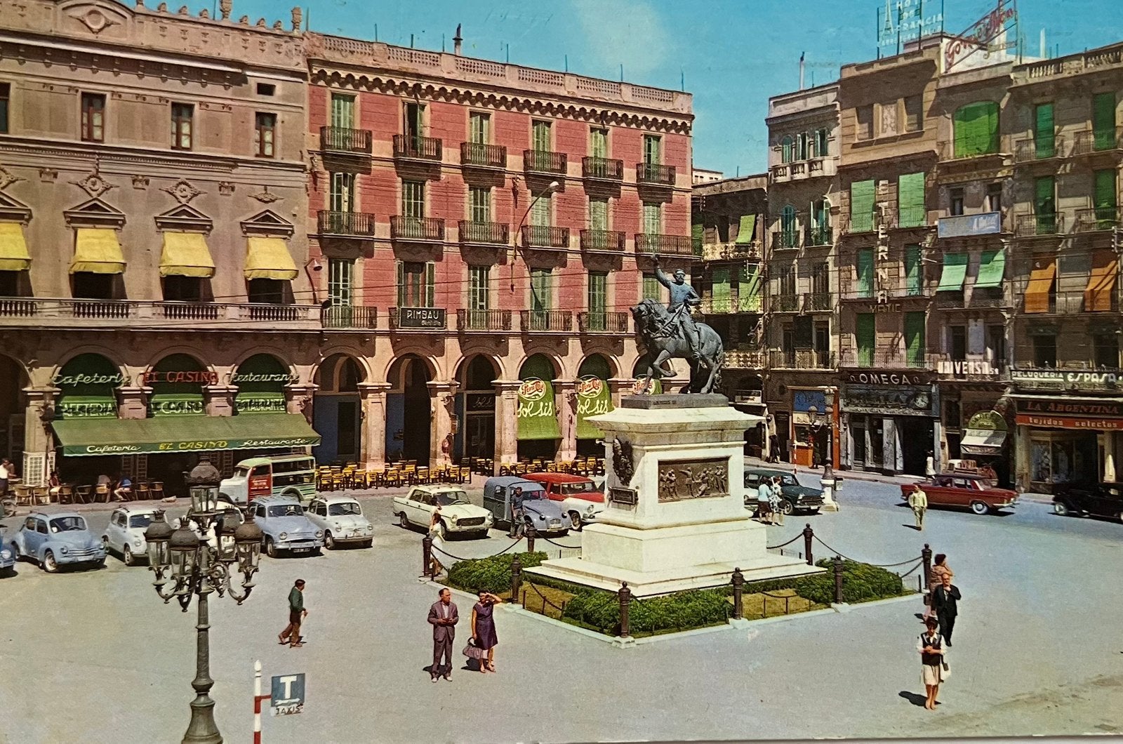 Ansichtkaart met auto’s Renault 4CV en Fiat 600 in Tarragona, Ophalen of Verzenden, 1960 tot 1980, Gelopen, Voertuig