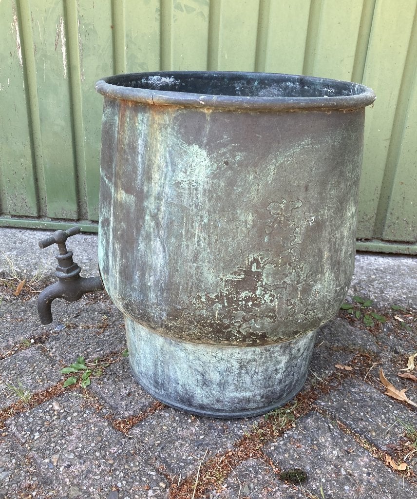 Antieke koperen waterketel met aftapkraantje, Ophalen