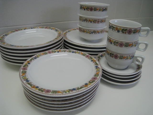 Vintage servies, wit met bloemen. 25 stuks. Mittertich, Huis en Inrichting, Keuken | Servies, Ophalen, Gebruikt, Bord(en), Overige stijlen