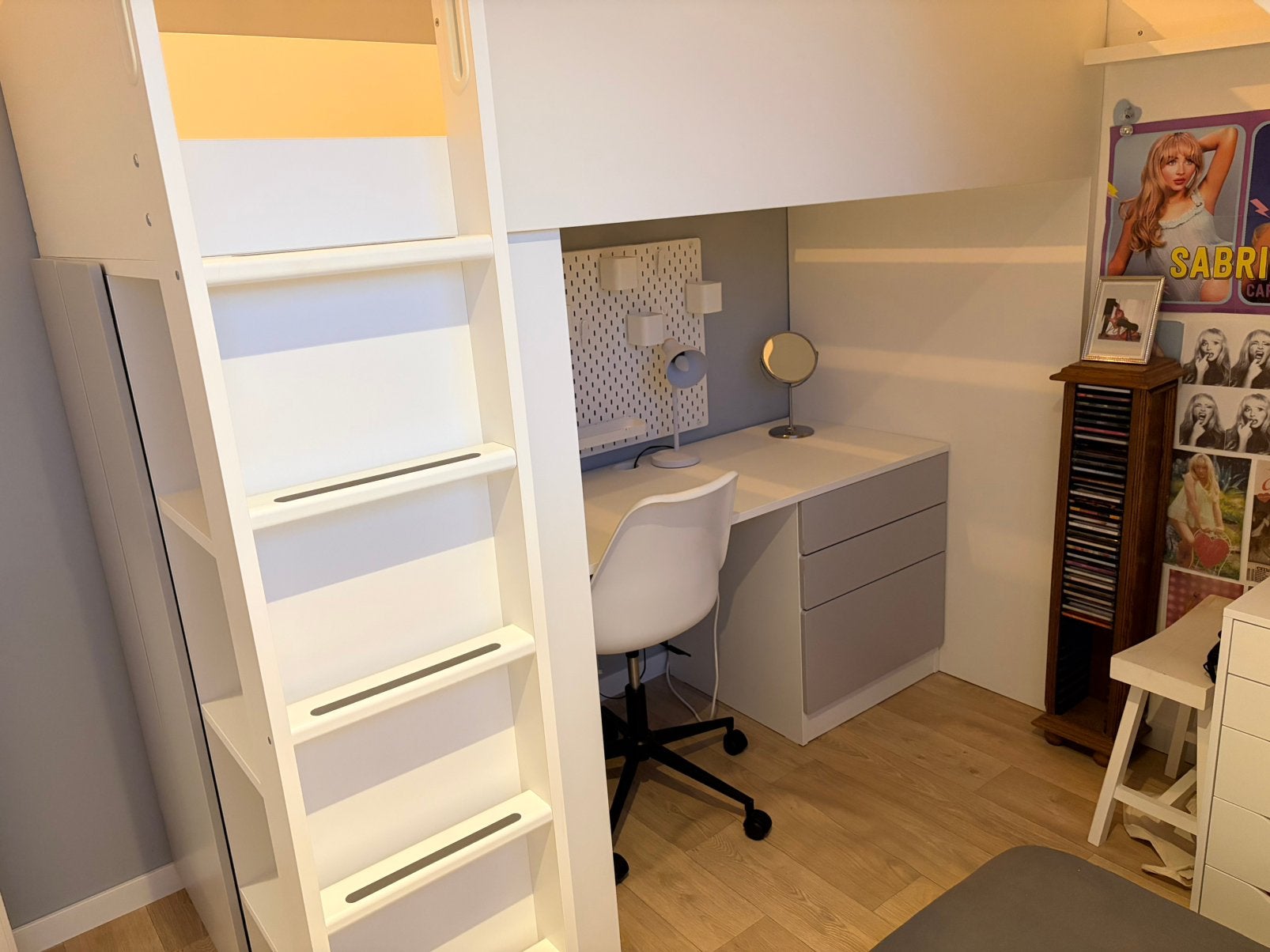 IKEA Smastad hoogslaper met bureau en kast (grijze frontjes), Kinderen en Baby's, Kinderkamer | Stapelbedden en Hoogslapers, Ophalen