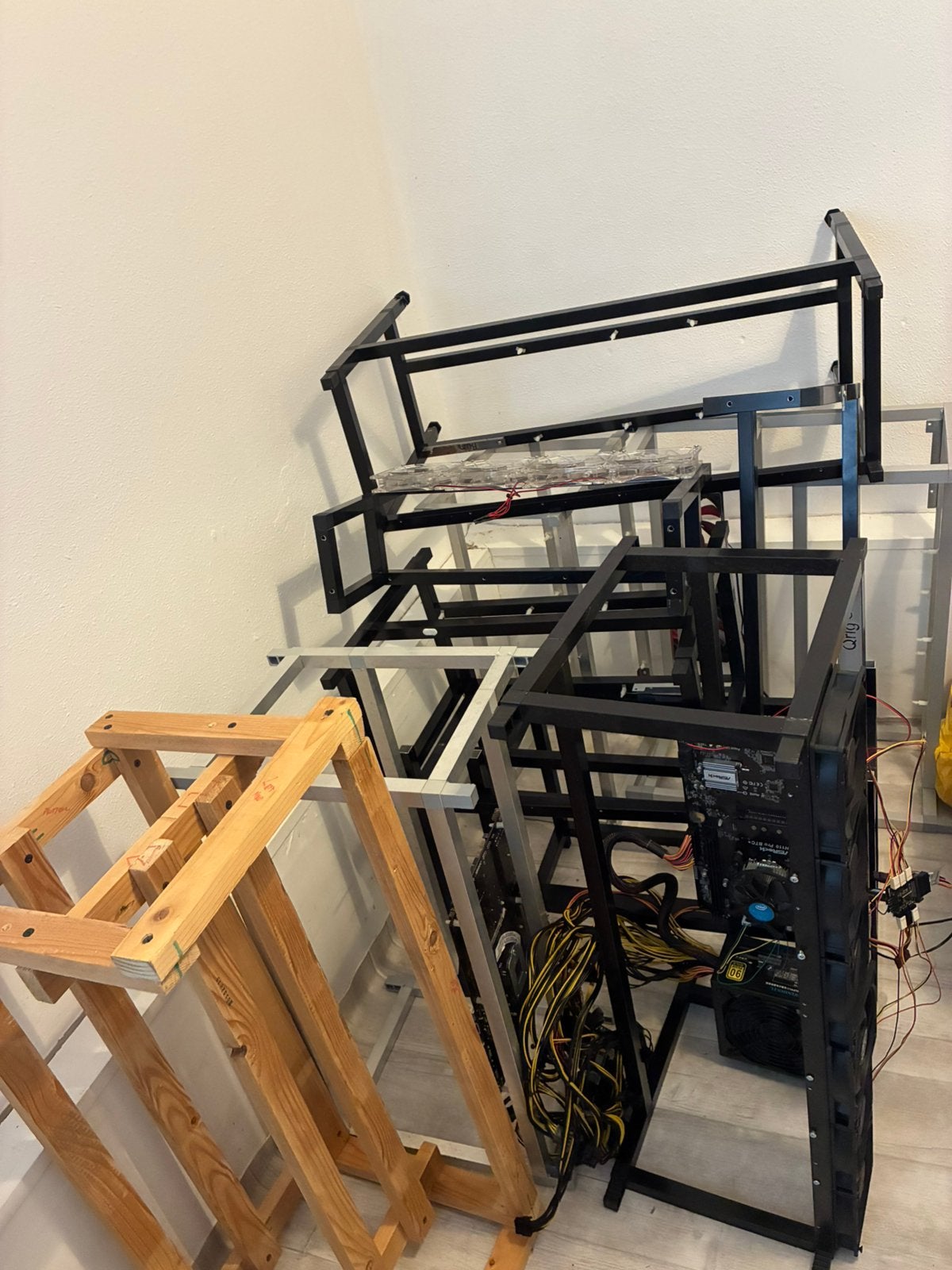 Partij mining hardware / frames / moederborden / risers etc, Ophalen, Gebruikt, Hot swappable onderdelen, 1 TB of meer