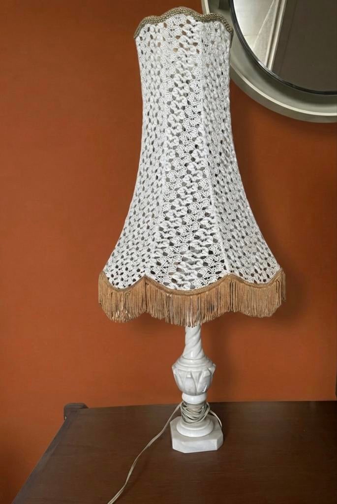 Hoge  Albasten lamp met kanten kap. Jaren 60 /70, Antiek en Kunst, Antiek | Lampen, Ophalen