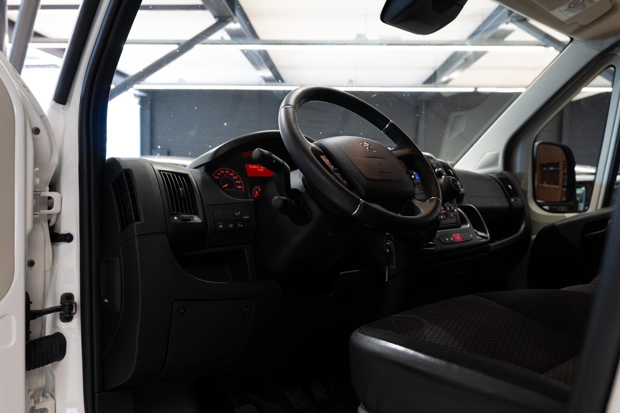 Peugeot Boxer 333 2.2 BlueHDi 140 L2H2 Asphalt Airco, Voorwielaandrijving, Stof, Gebruikt, 4 cilinders