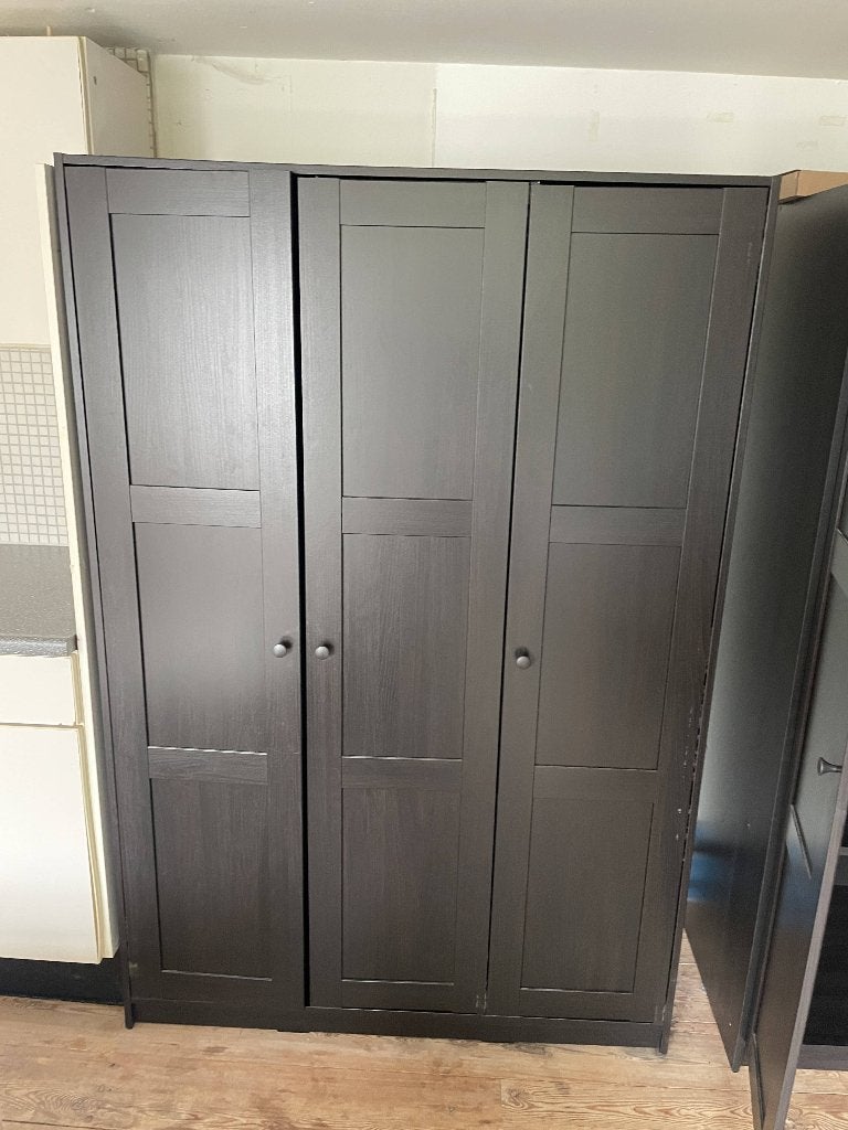 IKEA RAKKESTAD kledingkast 3-deurs zwartbruin, Huis en Inrichting, Ophalen, Met deur(en), Gebruikt, 100 tot 150 cm