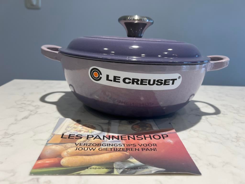 Le Creuset Marmite Bleu Berry Purple 22 cm nieuw, Gietijzer, Nieuw, Ophalen of Verzenden, Keramische plaat